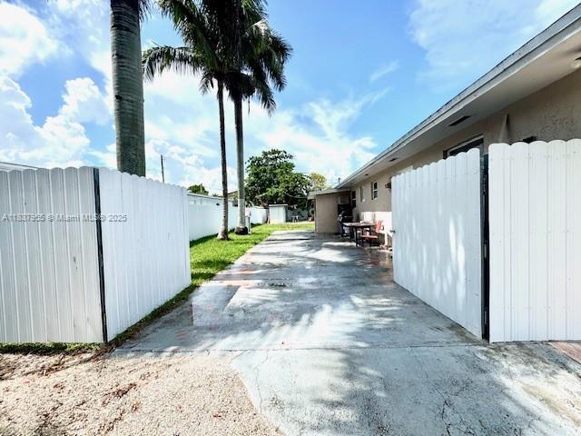 827 SW 3rd St, Florida City, FL 33034 - photo 2