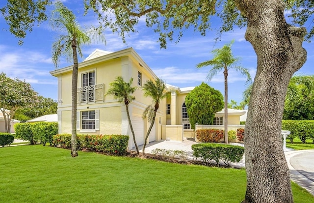 15281 Wilshire Ct, Pembroke Pines, FL 33027 - view of front of property with stucco siding, a front yard, and driveway