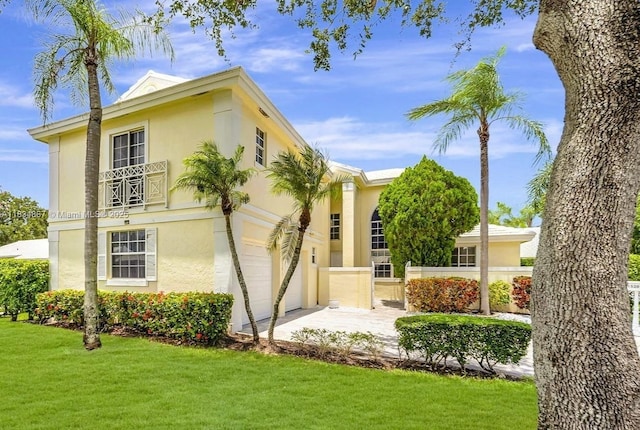 15281 Wilshire Ct, Pembroke Pines, FL 33027 - view of front facade featuring a front lawn, stucco siding, concrete driveway, and an attached garage