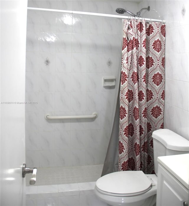 1075 W 68th St Unit 110, Hialeah, FL 33014 - bathroom featuring vanity and tiled shower