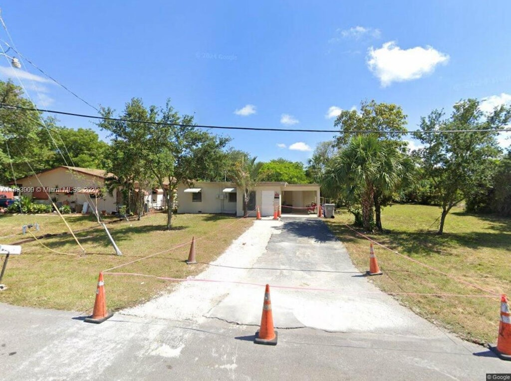 894 SW 9th Ct, Pompano Beach, FL 33060 - view of front facade with driveway and a front lawn