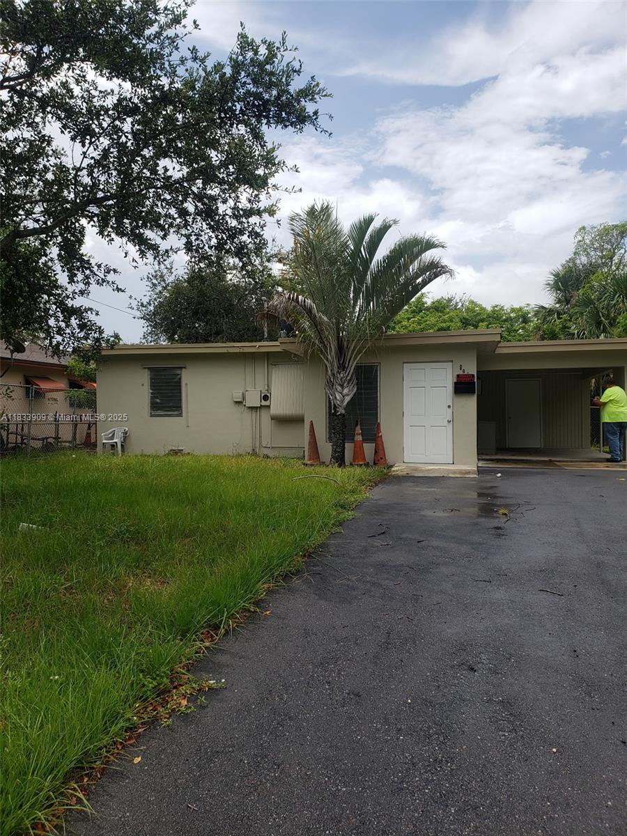 894 SW 9th Ct, Pompano Beach, FL 33060 - view of front of property featuring a carport, driveway, and stucco siding