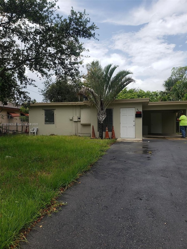 894 SW 9th Ct, Pompano Beach, FL 33060 - view of front of property featuring a carport, driveway, and stucco siding
