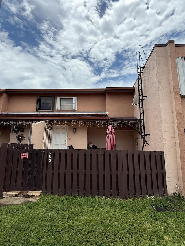 575 W Park Dr Unit 202, Miami, FL 33172 - view of building exterior with a fenced front yard