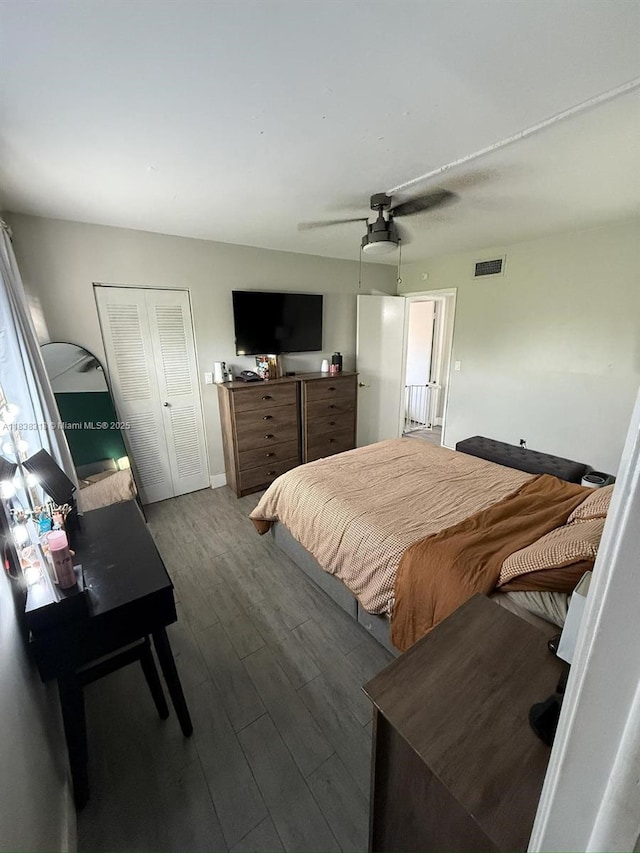 575 W Park Dr Unit 202, Miami, FL 33172 - bedroom featuring dark wood-style flooring, a ceiling fan, and a closet