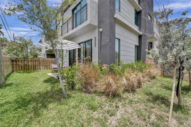 1617 NE 11th St Unit 1, Fort Lauderdale, FL 33304 - view of side of home with stucco siding