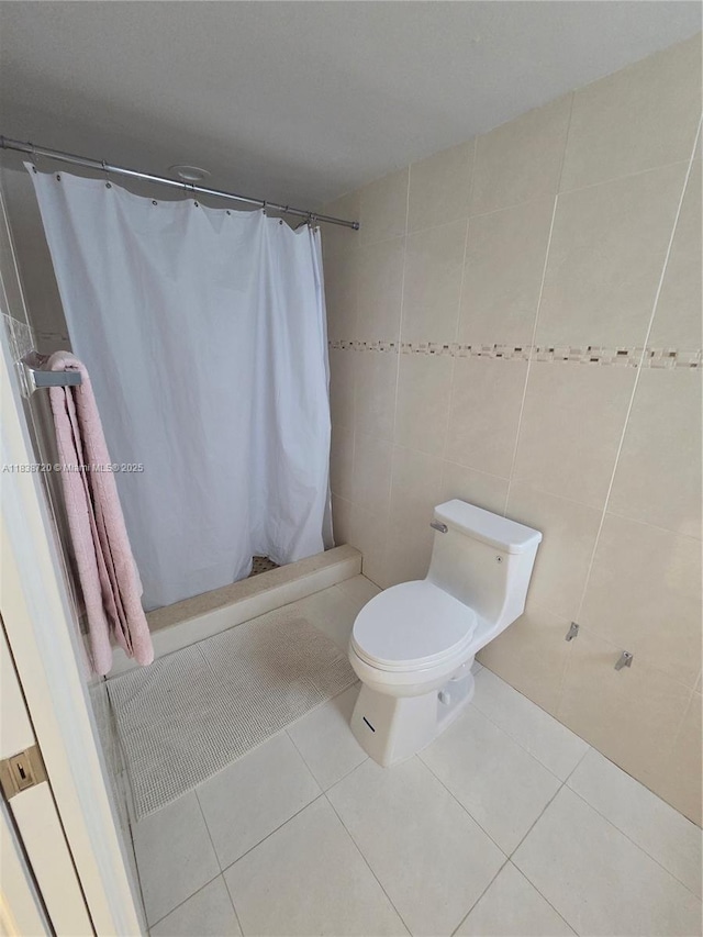 620 NE 12th Ave Unit 101, Hallandale Beach, FL 33009 - full bath featuring tile walls, curtained shower, and tile patterned floors