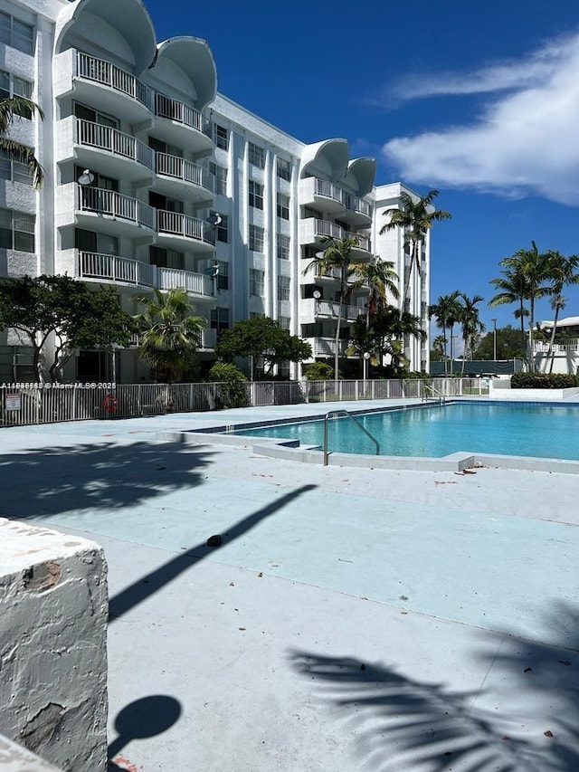 498 NW 165th St Rd Unit D-407, Miami, FL 33169 - view of community pool