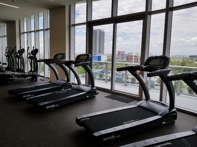 488 NE 18th St Unit 509, Miami, FL 33132 - workout area featuring a view of city