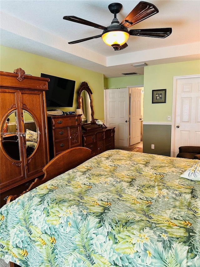 bedroom with a ceiling fan