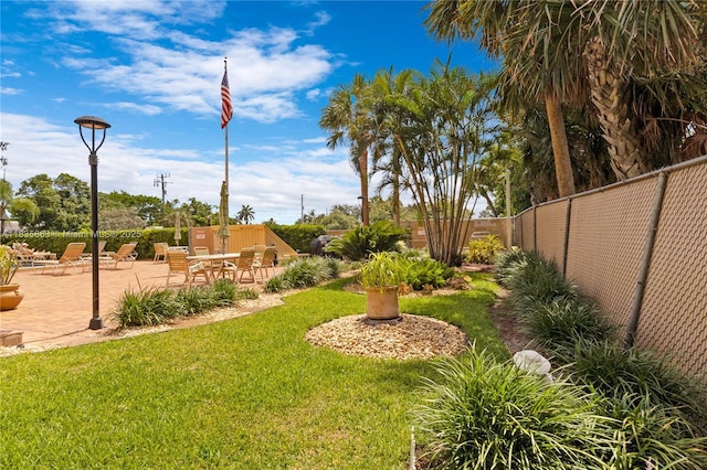 2400 NE 10th St Unit 104, Pompano Beach, FL 33062 - view of yard with a patio