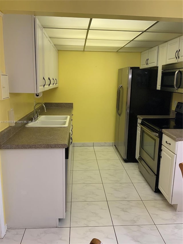 2405 Antigua Cir Unit H1, Coconut Creek, FL 33066 - kitchen with stainless steel appliances, light marble finish flooring, dark countertops, and white cabinets