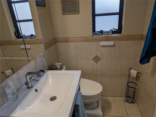 2606 Gulfstream Ln, Fort Lauderdale, FL 33312 - half bath featuring tile walls and wainscoting