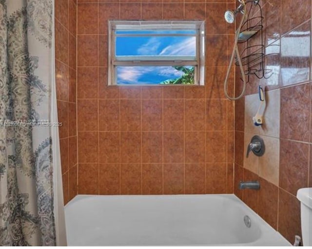 130 NE 21st Ct, Pompano Beach, FL 33060 - full bathroom featuring shower / bath combo with shower curtain