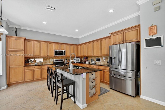 1086 Grove Park Cir, Boynton Beach, FL 33436 - kitchen with stainless steel appliances, light tile patterned floors, a kitchen island with sink, decorative backsplash, and recessed lighting