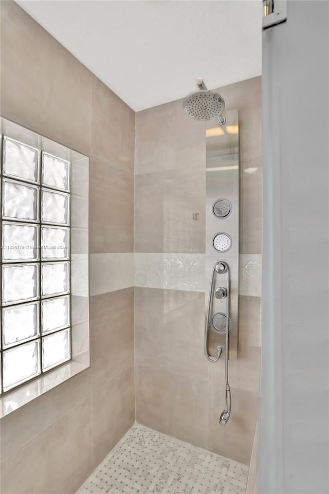 2321 SE 15th St, Pompano Beach, FL 33062 - bathroom with a tile shower