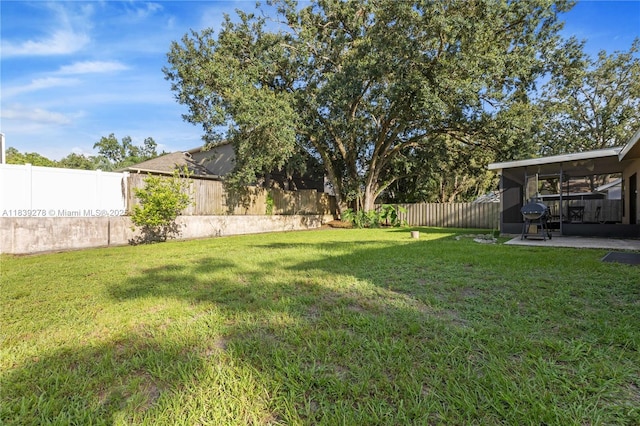 5506 Redhawk Dr, New Port Richey, FL 34655 - fenced backyard with a patio