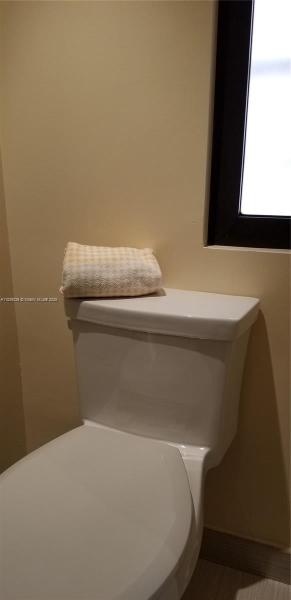 1337 Euclid Ave Unit 101, Miami Beach, FL 33139 - bathroom with baseboards