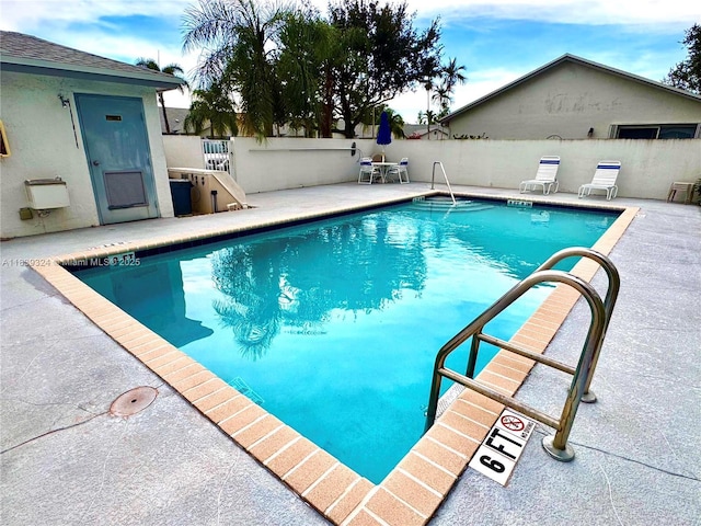 5928 NW 93rd Ter, Tamarac, FL 33321 - community pool with a patio