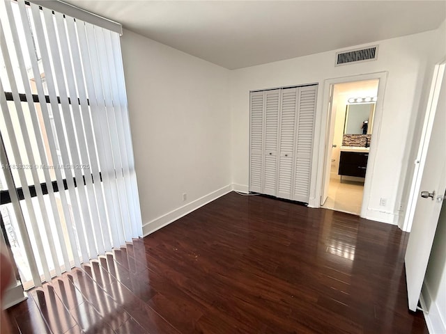 20335 W Country Club Dr Unit 502, Aventura, FL 33180 - unfurnished bedroom featuring dark wood-style flooring, a closet, and ensuite bathroom