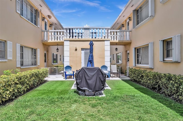 5800 NE 22nd Way Unit 523, Fort Lauderdale, FL 33308 - view of grassy yard featuring a balcony and a patio area