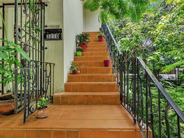 3210 E Elizabeth St, Miami, FL 33133 - view of staircase