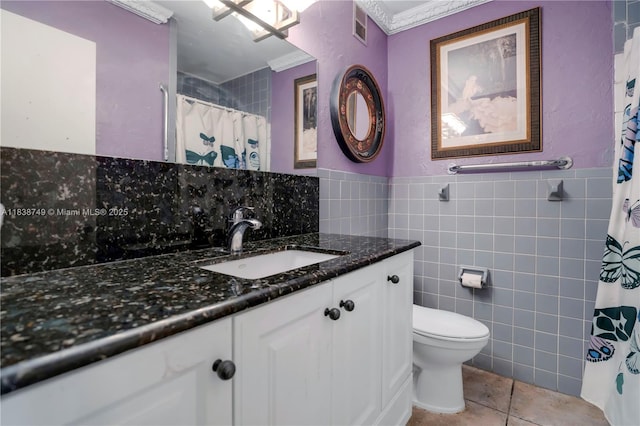 5300 Washington St Unit C113, Hollywood, FL 33021 - full bath featuring tile walls, vanity, tile patterned floors, wainscoting, and curtained shower