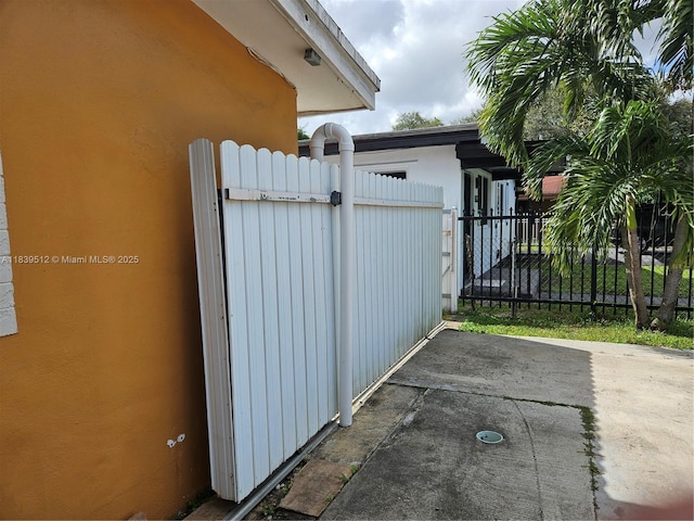 2936 NW 47th St, Miami, FL 33142 - view of gate