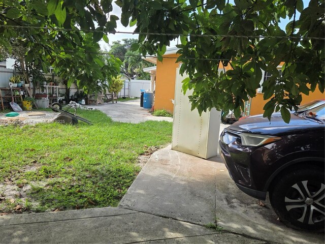 2936 NW 47th St, Miami, FL 33142 - view of yard with a patio