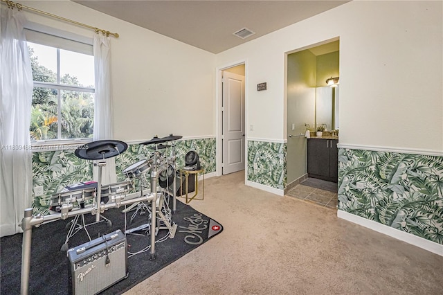 10608 NW 36th St, Coral Springs, FL 33065 - recreation room with wallpapered walls, carpet floors, and wainscoting