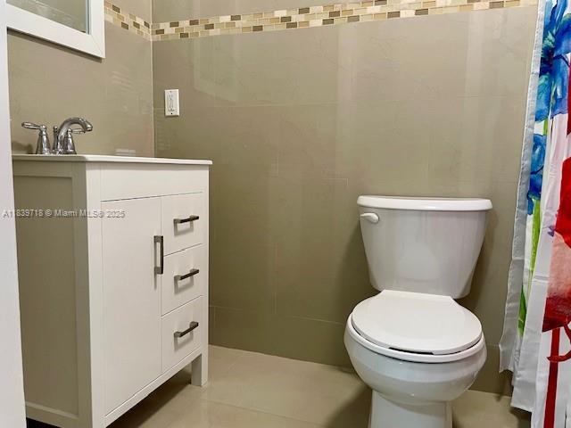 330 W 40th Pl, Hialeah, FL 33012 - full bath featuring vanity, tile walls, and tile patterned floors