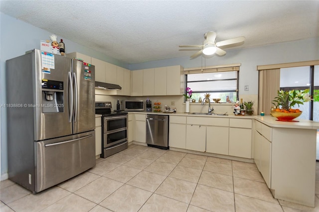 906 Cardinal Pl, Homestead, FL 33035 - kitchen featuring stainless steel appliances, a peninsula, light countertops, ceiling fan, and a textured ceiling