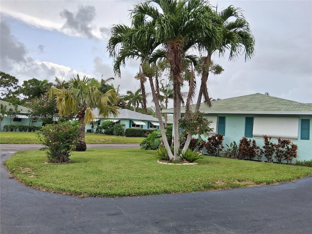 635 Hummingbird Ln, Delray Beach, FL 33445 - view of front of home featuring a front lawn