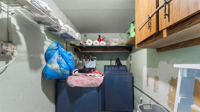 521 SE 5th St, Hialeah, FL 33010 - laundry room with washer / dryer