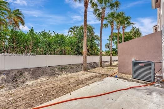 1563 NW 94th Way Unit 09, Coral Springs, FL 33071 - view of yard with a patio