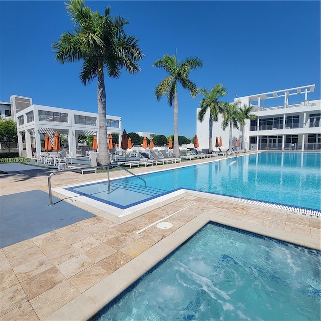 10440 NW 67th St Unit 10440, Doral, FL 33178 - community pool featuring a community hot tub