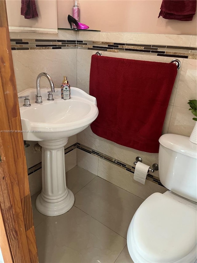 10851 SW 2nd St Unit K111, Sweetwater, FL 33174 - bathroom with tile walls and tile patterned flooring