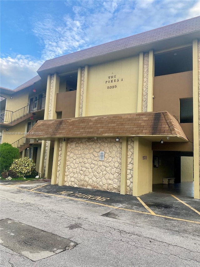 5335 NW 10th Ct Unit 208, Plantation, FL 33313 - view of property featuring uncovered parking