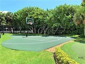 1201 S Ocean Dr Unit 904N, Hollywood, FL 33019 - view of basketball court with a yard and community basketball court