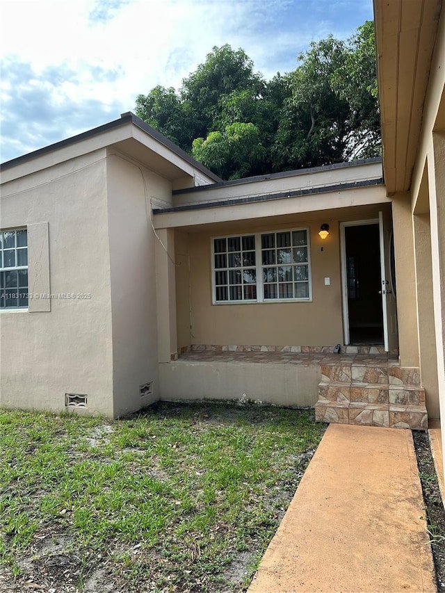 658 SE 8th Pl, Hialeah, FL 33010 - entrance to property featuring crawl space, stucco siding, and a yard