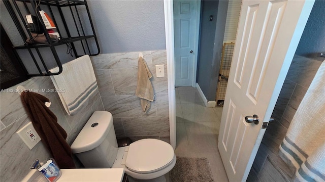 1610 S 22nd Ave, Hollywood, FL 33020 - bathroom with a textured wall and tile walls
