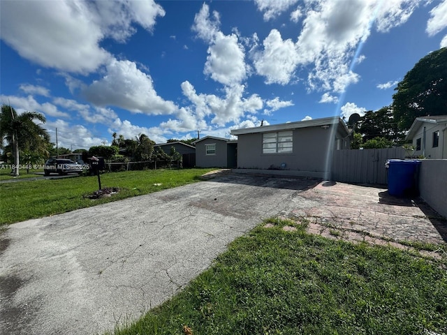 433 SW 28th Ave, Fort Lauderdale, FL 33312 - view of front of property with asphalt driveway