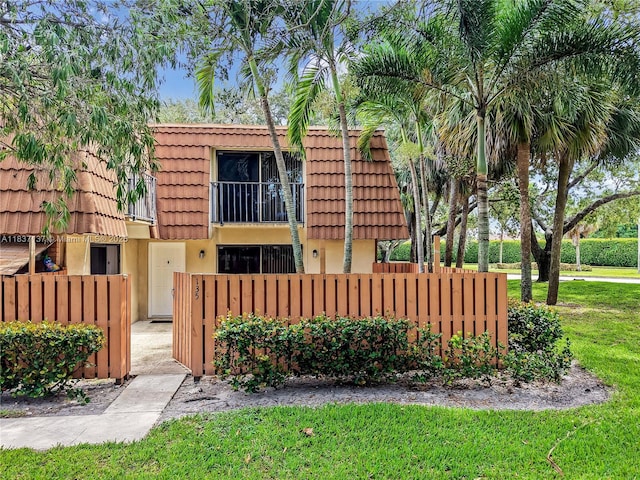 135 Heritage Way, West Palm Beach, FL 33407 - view of property featuring a fenced front yard