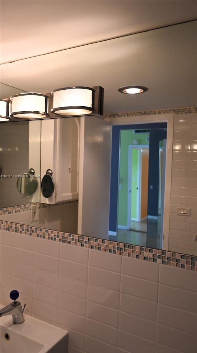 2100 W Sans Souci Blvd Unit E1, North Miami, FL 33181 - bathroom with tile walls