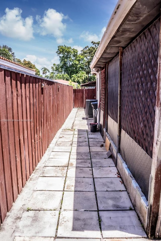 1004 NE 151st Ter, North Miami Beach, FL 33162 - view of patio
