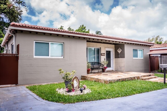 1004 NE 151st Ter, North Miami Beach, FL 33162 - view of front facade featuring stucco siding