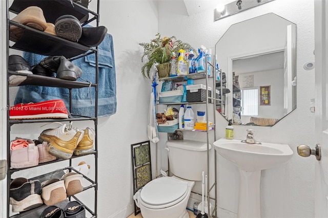 3135 NE 4th St, Homestead, FL 33033 - bathroom featuring toilet and baseboards