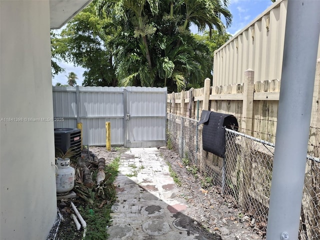 551 W 65th Dr, Hialeah, FL 33012 - photo 11