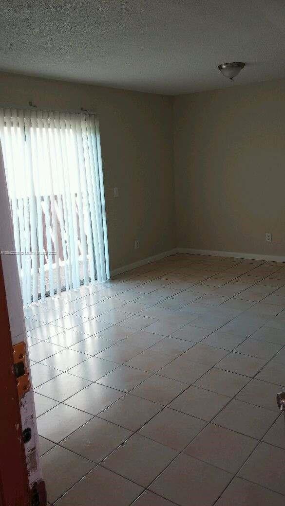 empty room featuring a textured ceiling