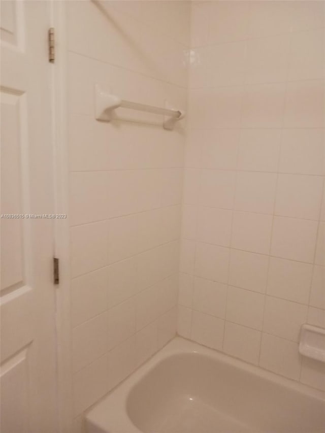 bathroom with tiled shower / bath combo